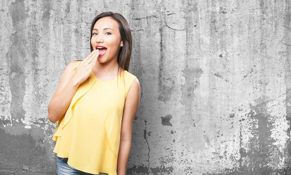 Asiático Mujer Sorprendida Gris Fondo —  Fotos de Stock