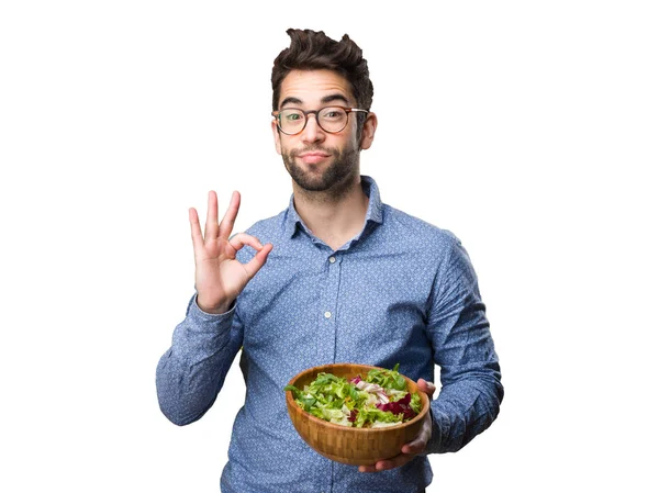 Joven Sosteniendo Una Ensalada Haciendo Buen Gesto Aislado Sobre Fondo — Foto de Stock