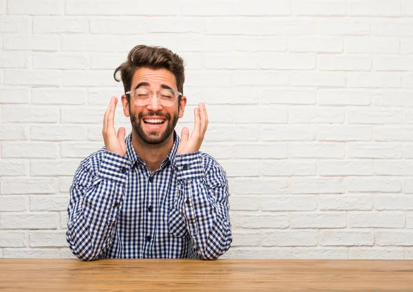 Giovane Uomo Caucasico Ridere Divertirsi — Foto Stock