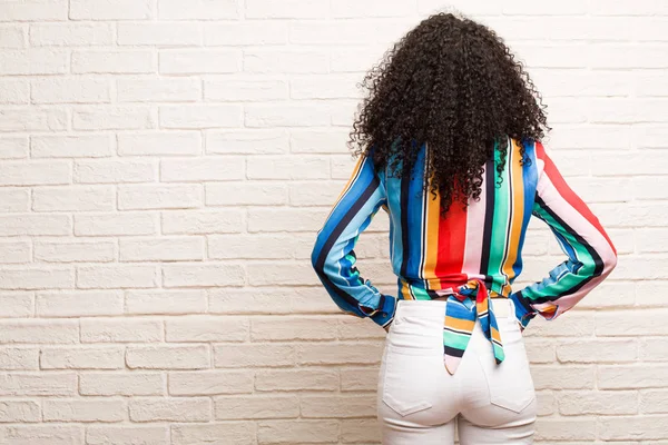 Ung Svart Kvinna Färgglad Skjorta Visar Tillbaka Poserar Och Väntar — Stockfoto