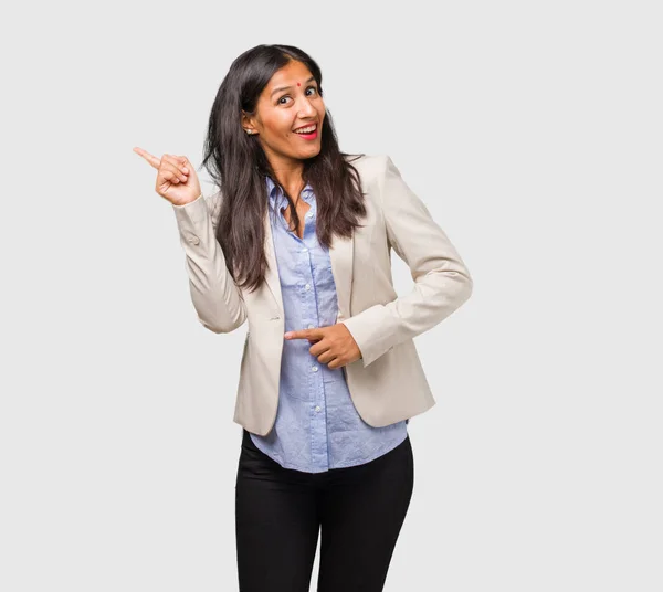 Joven Mujer India Negocios Señalando Lado —  Fotos de Stock