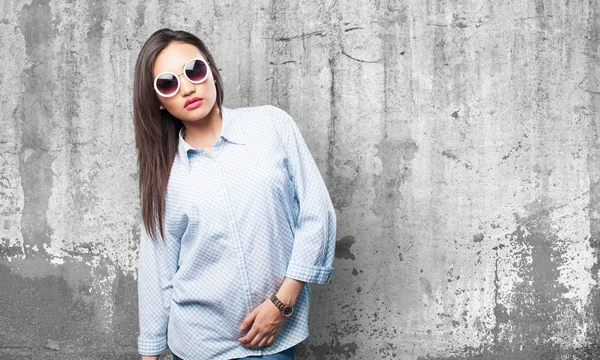 Mujer Asiática Posando Sobre Fondo Gris —  Fotos de Stock