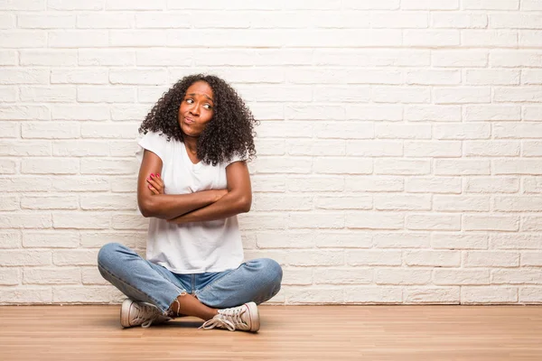 Νεαρή Μαύρη Γυναίκα Που Κάθεται Στο Ξύλινο Πάτωμα Αμφιβολία Και — Φωτογραφία Αρχείου