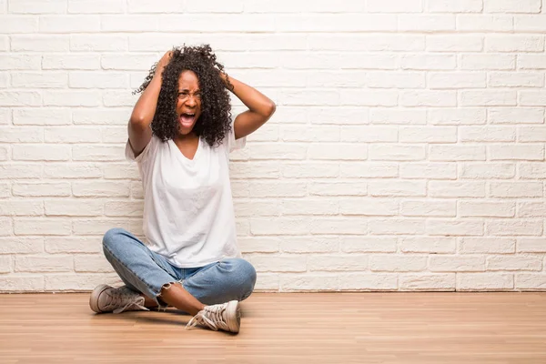 Young Black Woman Sitting Wooden Floor Crazy Desperate Screaming Out — Stock Photo, Image