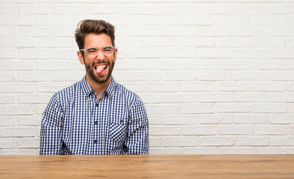 Giovane Uomo Caucasico Mostrando Lingua Come Segno Gioco Divertimento — Foto Stock