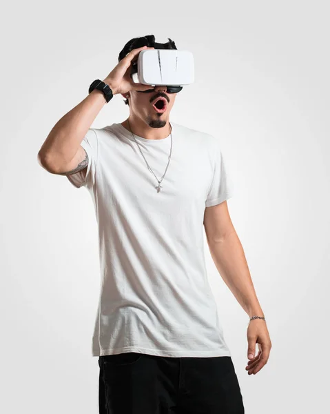 Joven Rapero Hombre Emocionado Entretenido Jugando Con Gafas Realidad Virtual —  Fotos de Stock