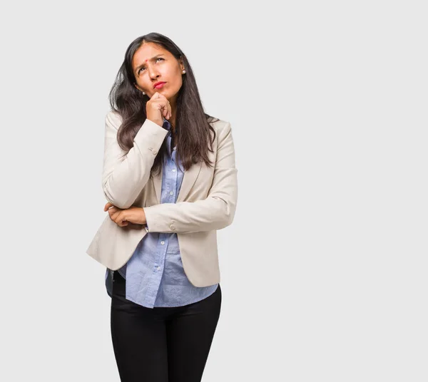 Junge Unternehmerin Indische Frau Denken Und Suchen Nach Oben — Stockfoto