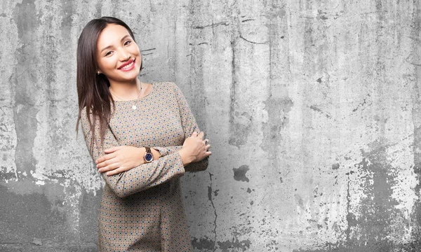 灰色のグランジ背景にアジア女性交差腕 — ストック写真