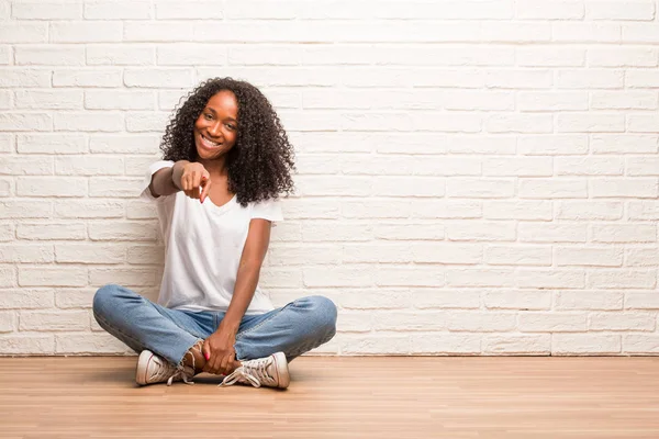 Jeune Femme Noire Assise Sur Sol Bois Joyeux Souriant Pointant — Photo