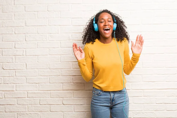 Jovem Negra Fones Ouvido Rindo Divertindo Levantando Braços Contra Parede — Fotografia de Stock