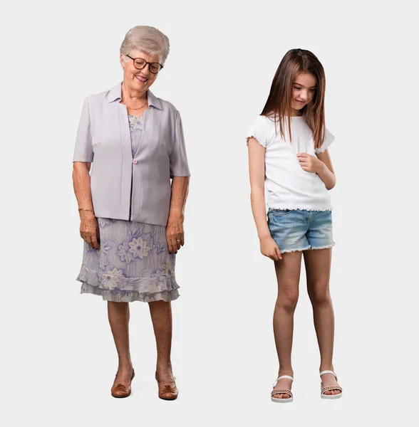 Ganzkörper Einer Älteren Dame Und Ihrer Enkelin Die Lacht Und — Stockfoto