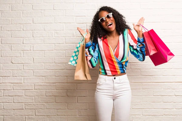 Jonge Zwarte Vrouw Met Boodschappentassen Lachen Plezier Tegen Muur — Stockfoto