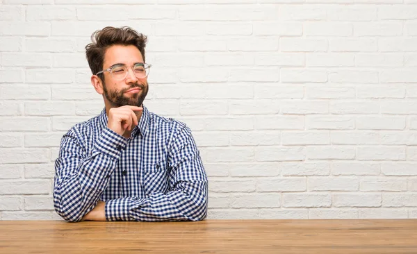 Genç beyaz adam düşünme ve ararken