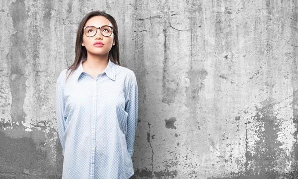 Asiatisk Kvinna Stående Grunge Grå Bakgrund — Stockfoto