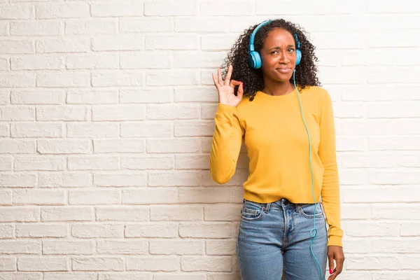 Young Black Woman Cheerful Confident Doing Gesture Brick Wall — Stock Photo, Image