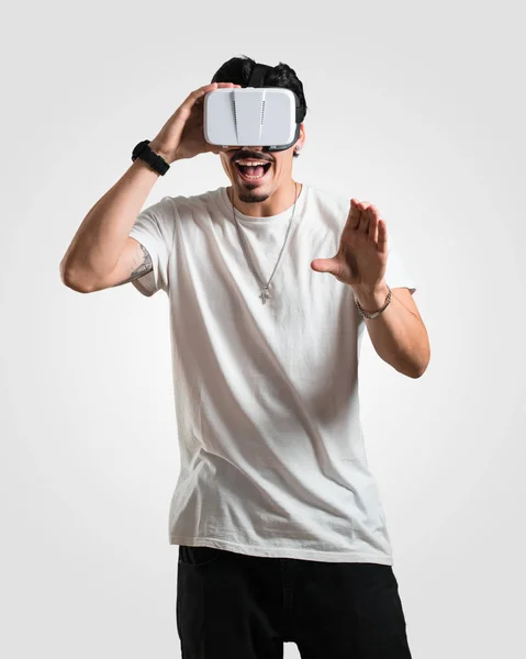 Jovem Rapper Homem Animado Entretido Brincando Com Óculos Realidade Virtual — Fotografia de Stock