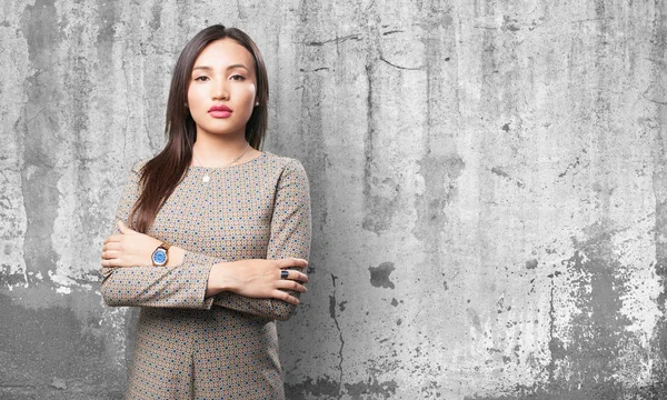 Asiatische Frau Posiert Auf Grauem Grunge Hintergrund — Stockfoto