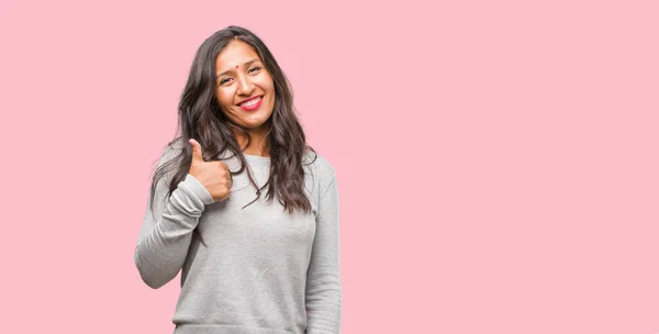 Портрет Молода Індійська Жінка Посміхаючись Піднімаючи Палець Вгору — стокове фото