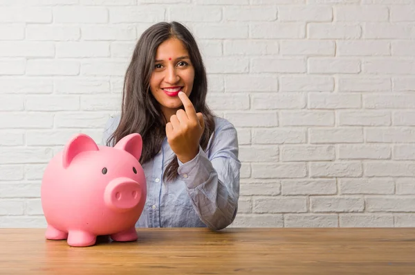 Mujer India Joven Invitando Venir Confiada Sonriente Haciendo Gesto Con — Foto de Stock