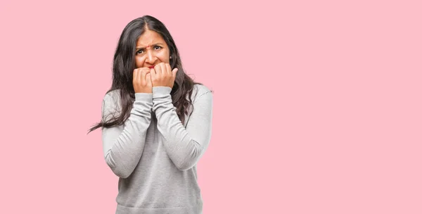 Porträt Einer Jungen Indianerin Die Nägel Beißt — Stockfoto