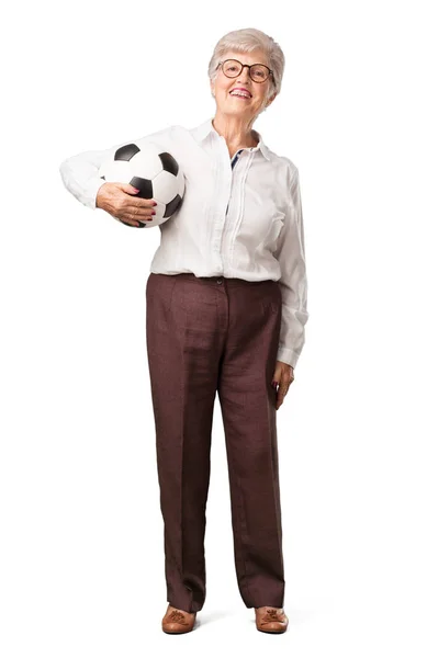 Mulher Sênior Corpo Inteiro Sorrindo Feliz Segurando Uma Bola Futebol — Fotografia de Stock