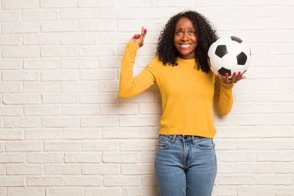 Jovem Mulher Negra Com Bola Futebol Cruzando Dedos Deseja Ter — Fotografia de Stock