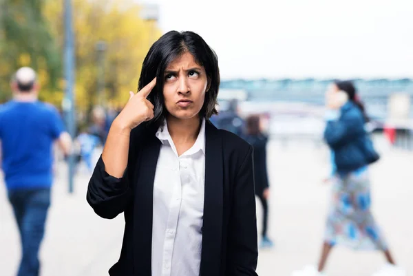 Latin Affärskvinna Tänkande — Stockfoto