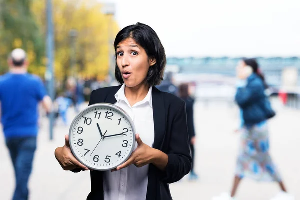 Mujer Latina Negocios Sosteniendo Gran Reloj — Foto de Stock