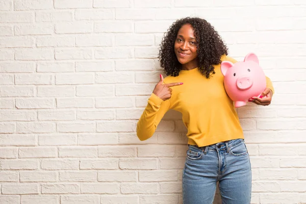 Jovem Mulher Negra Com Porquinho Banco Orgulhoso Confiante Apontando Dedo — Fotografia de Stock