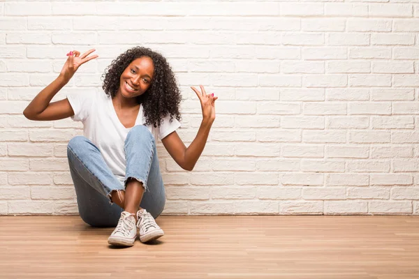 Giovane Donna Nera Seduta Sul Pavimento Legno Divertente Felice Positivo — Foto Stock