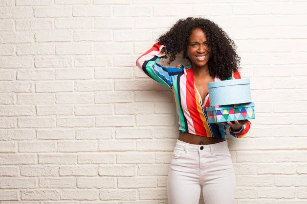 Young Black Woman Colorful Shirt Boxes Crazy Desperate Brick Wall — Stock Photo, Image