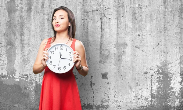 灰色グランジ背景に時計を押し赤いドレスでアジアの女性 — ストック写真