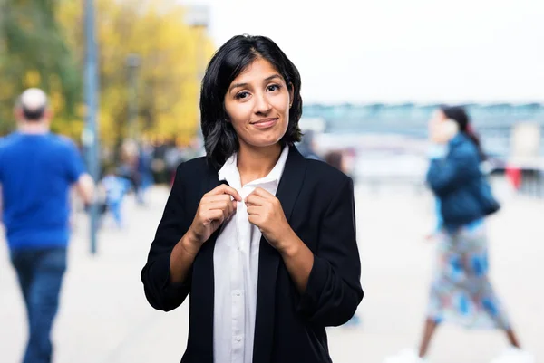 Latin Business Kvinna Stående — Stockfoto