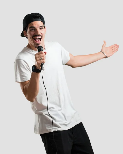 Jovem Rapper Homem Feliz Motivado Cantando Uma Música Com Microfone — Fotografia de Stock