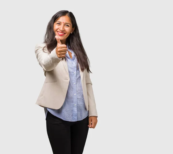 Unga Indiska Affärskvinna Leende Och Höja Tummen Upp — Stockfoto