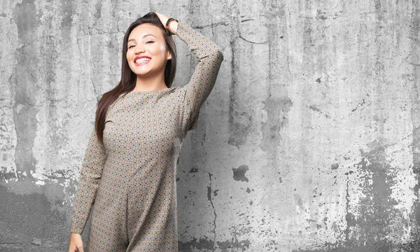 Азіатська Жінка Позує Сірому Гранжевому Фоні — стокове фото