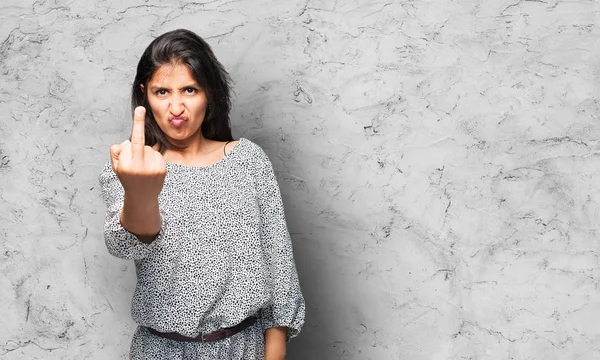 Latin Woman Insulting Grey Background — Stock Photo, Image