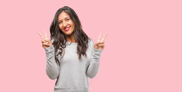 Retrato Una Joven India Haciendo Gesto Victoria —  Fotos de Stock