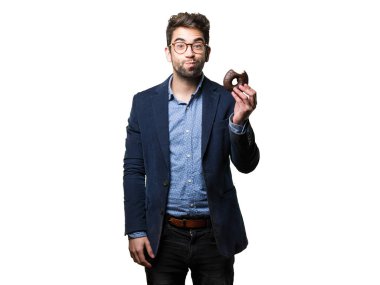 Genç adam beyaz arka plan üzerinde izole bir lokma yeme