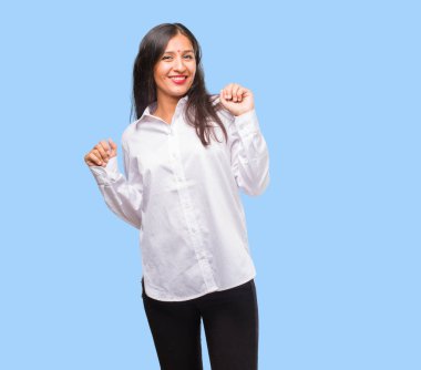 Eğleniyor Genç Hintli kadın portresi