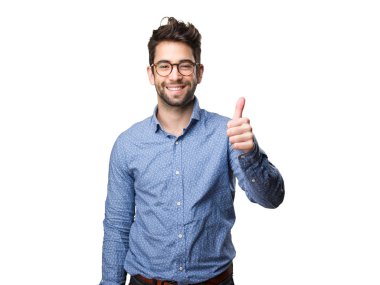 Beyaz arka plan üzerinde izole iyi jest yapan genç erkek