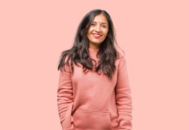 Fitness Genç Hintli kadın neşeli ve gülümseyerek portresi