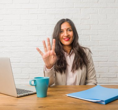 Genç Hintli kadın gösterilen dört numaralı sayma simgesi, matematik kavramı ofis