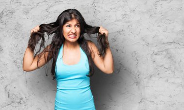 gri arka plan üzerinde deli latin kadın 