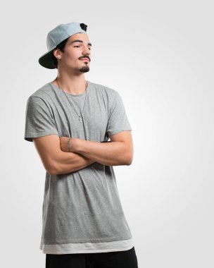 Kollarını, gülümseyen ve mutlu crossing, kendinden emin ve dostu genç rapçi adam