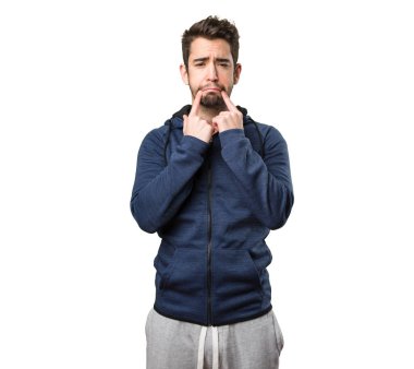 Genç adam ağzını beyaz arka plan üzerinde izole işaret