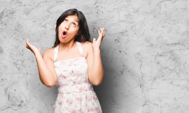 gri arka plan üzerinde sürpriz latin kadın 