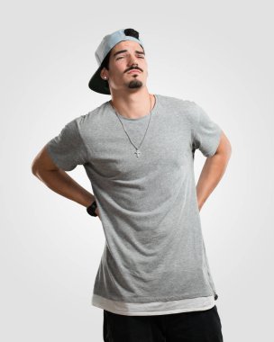 Sırt ağrısı nedeniyle iş stresi, yorgun ve zeki olan genç rapçi adam