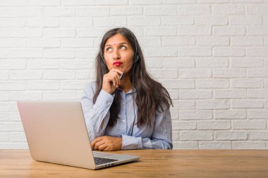 Genç Hintli kadın şüphe ve karışık, düşünme, bir fikir ya da bir şey hakkında endişeli