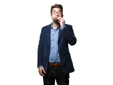 Genç adam beyaz arka plan üzerinde izole bir lokma yeme